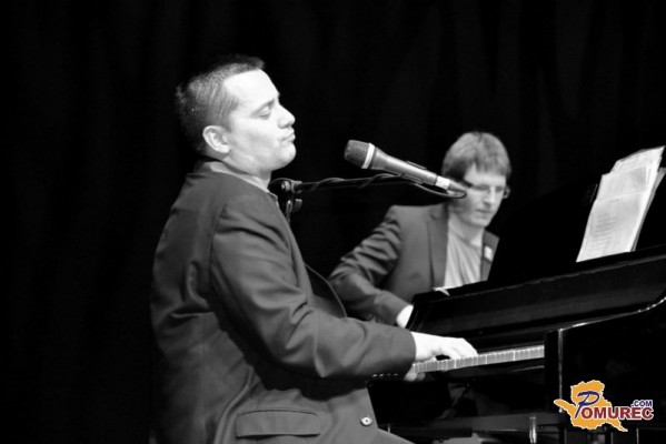 FOTO: Uroš Perič z interpretacijo Raya Charlesa očaral Mursko Soboto